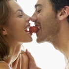 couple-eating-strawberry